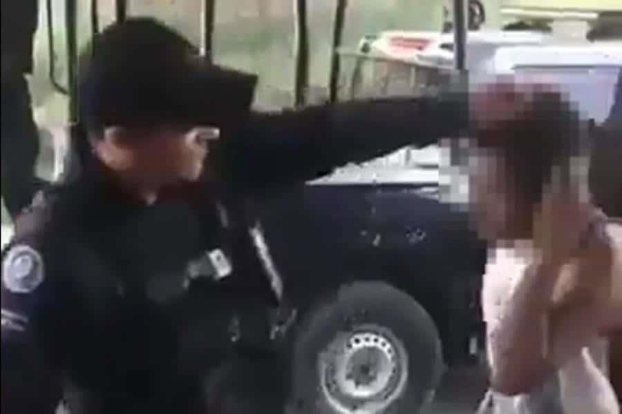 Policías de Celaya golpean y obligan a besarse a 2 detenidos