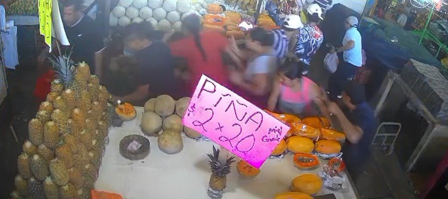 Captan momento de pánico durante atentado a balazos en tianguis campesino