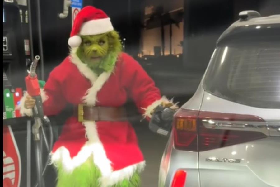 El Grinch pasa a cargar gasolina en México y se viraliza