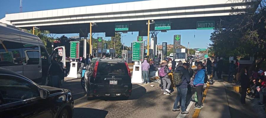 Bloquean trabajadores de salud en Oaxaca carreteras por falta de pagos