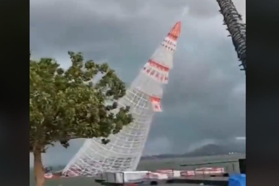 Cae árbol gigante de Navidad y mata a joven de 21 años en Brasil