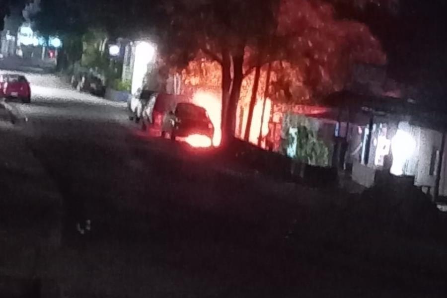 Incendian vehículos en Gaviotas Norte y Pyasur Incendian vehículos en Gaviotas Norte y Pyasur