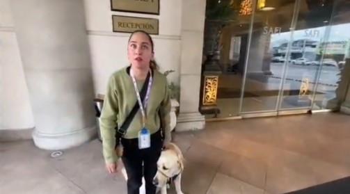 Joven con discapacidad visual denuncia a hotel de Monterrey por no dejarla ingresar con su perro guía