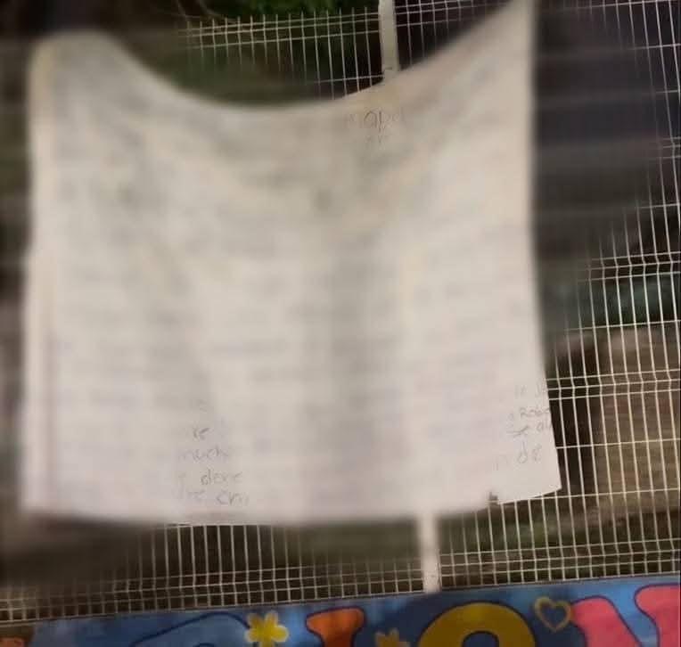 Localizan narcomantas en portón de escuelas de Infonavit-Atasta