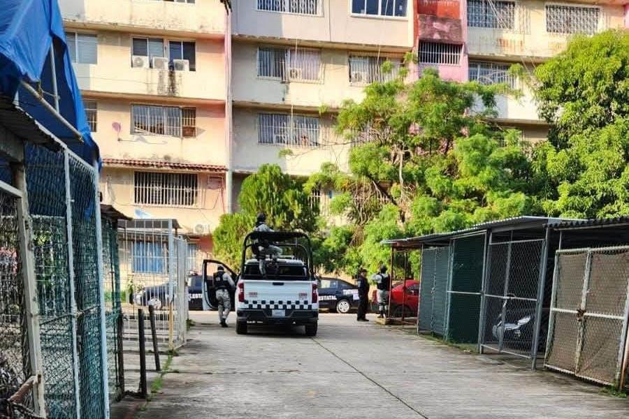 Aseguran armas, drogas y hasta “tablas de tortura” en departamento de Tabasco 2000