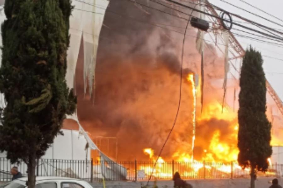 Incendio consume bazar navideño en Edomex