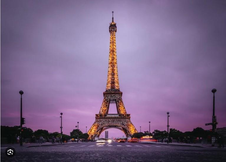 Evacúan torre Eiffel por incendio en ascensor