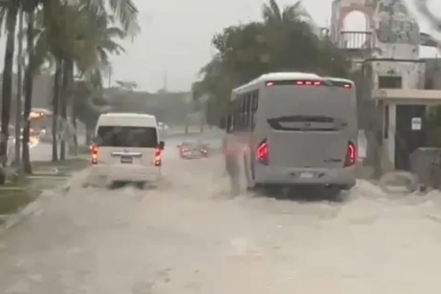 Fuertes lluvias provocan inundaciones en calles y avenidas de Cancún