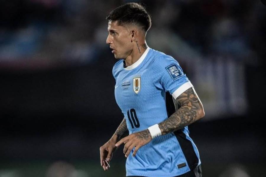 Brian Rodríguez aprovecha vacaciones para jugar partido amistoso en su barrio en Uruguay