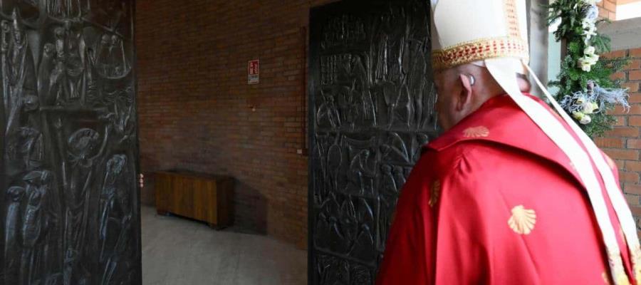 Abre Papa Puerta Santa en cárcel romana