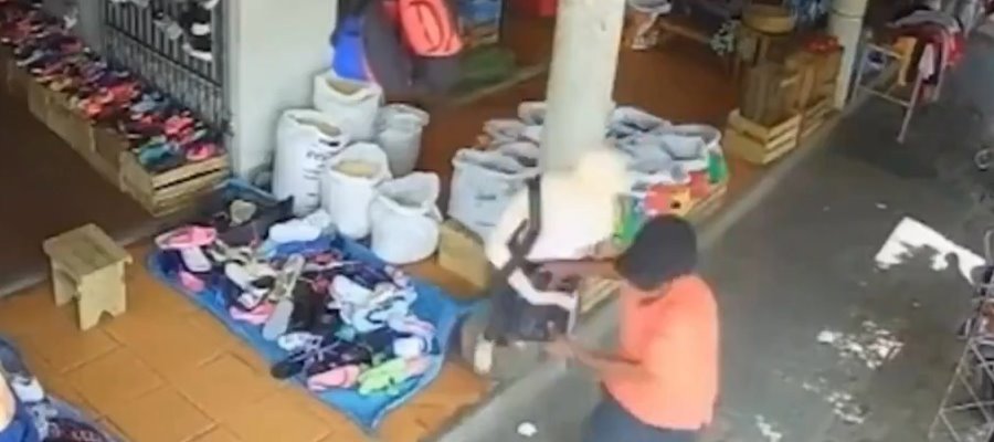 En Bolivia, ladrón confunde a maniquí con persona e intenta robarle su bolsa