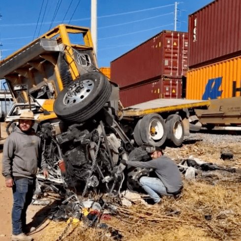 Embiste tren a tráiler en Querétaro y lo rapiñan