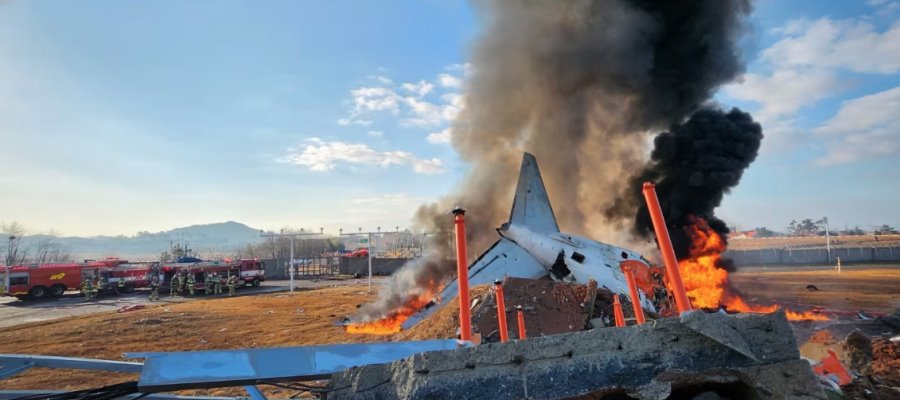 Se estrella avión con 181 personas en Corea del Sur; hay 28 muertos