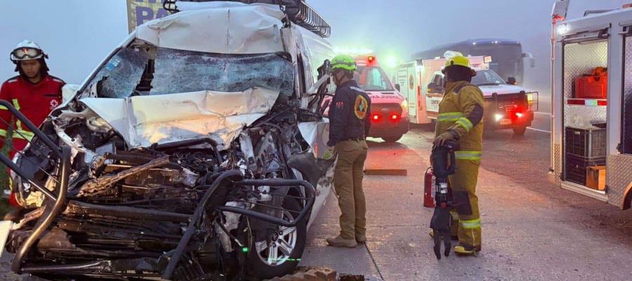 Deja 4 lesionados choque entre combi y tráiler en la Villahermosa-Cárdenas