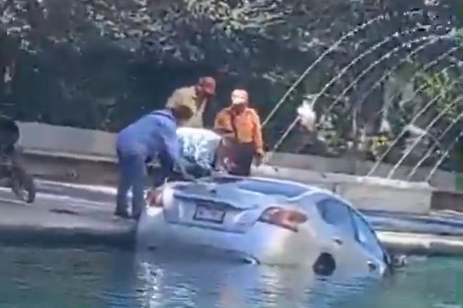 Adulto mayor pierde control de su vehículo y termina entre canal turístico en Monterrey