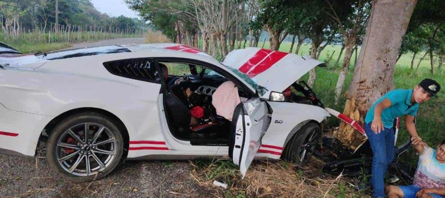 Fallece joven al estrellar Mustang contra árbol en Jalapa