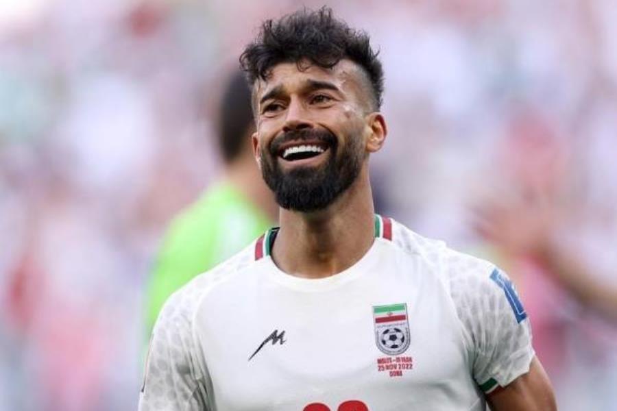 Sancionan a futbolista iraní por abrazar a aficionada