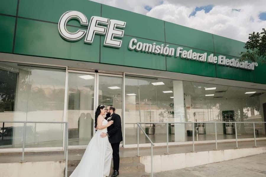 ¡En la luz y en la oscuridad! Pareja comparte sesión de bodas en sucursal de CFE Monterrey
