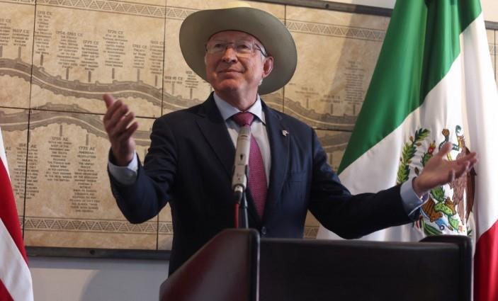 “Siempre los tendré en mi corazón”, Ken Salazar da su última conferencia como embajador