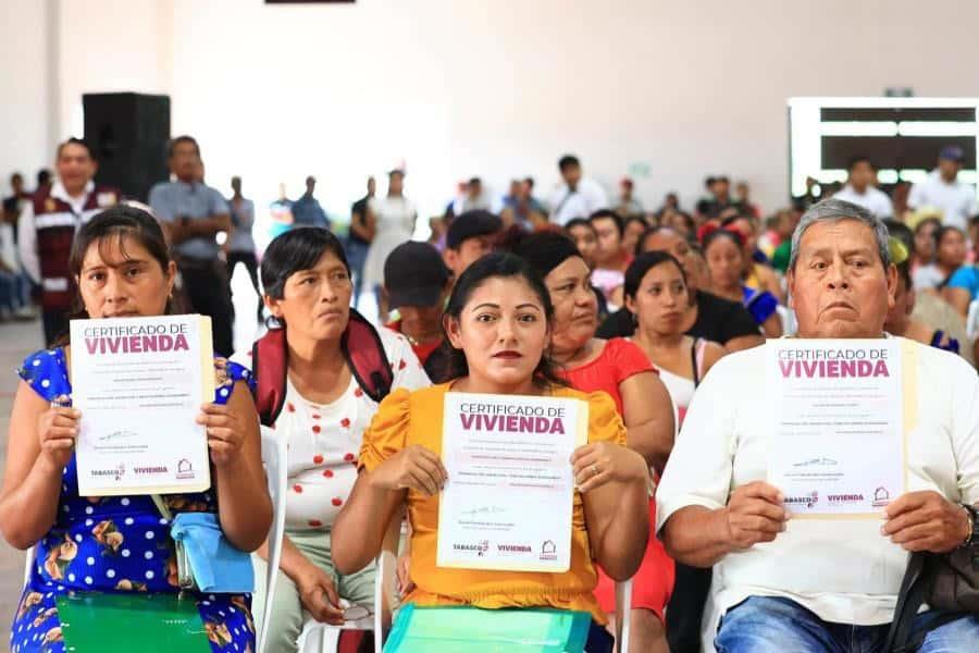 Entregan certificados de viviendas a 359 familias de Macuspana