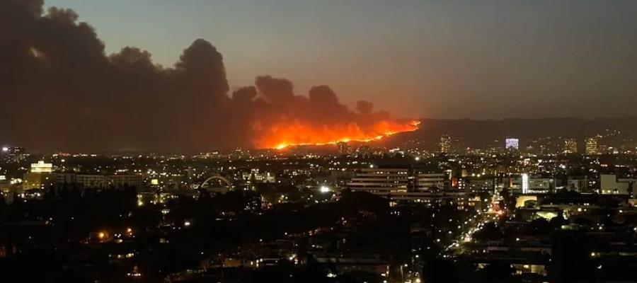 Incendio forestal en Los Ángeles obliga a evacuar a 30 mil personas