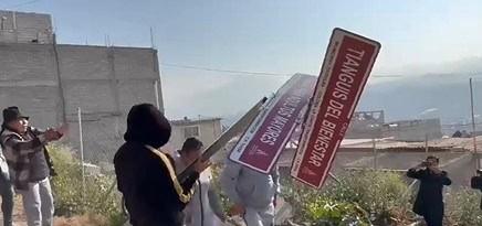 Habitantes de la colonia “Cuarta Transformación” retiran letreros en forma de protesta en Tultitlán