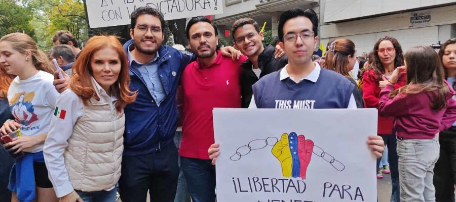 Manifestantes piden renuncia de Maduro frente a embajada de Venezuela en la CDMX