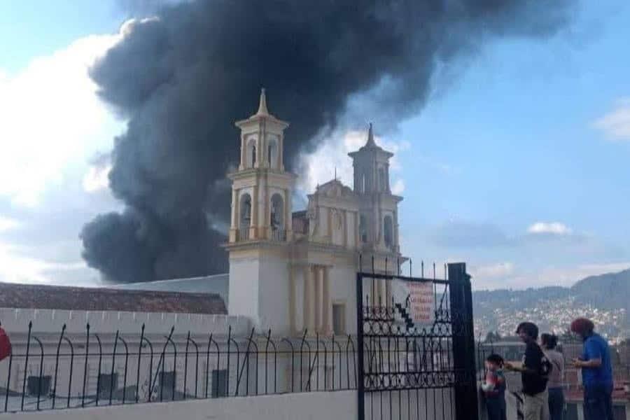 Incendio consume parte de la Iglesia de La Merced en San Cristóbal de Las Casas