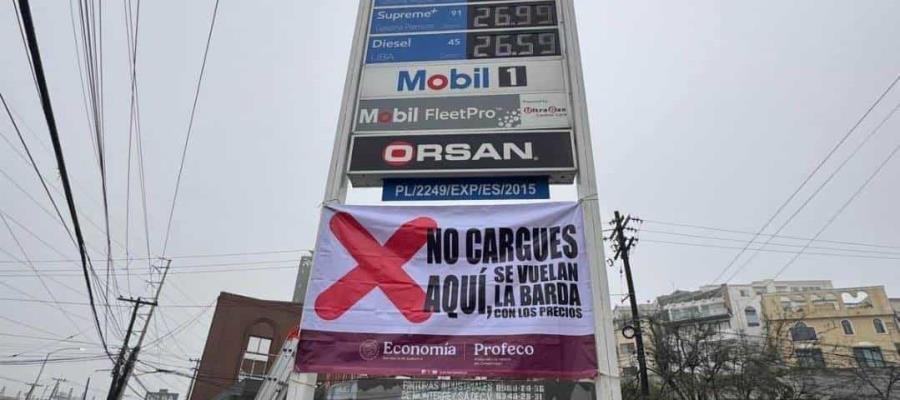 Exhibe Profeco con lonas a gasolineras que se vuelan la barda con sus precios