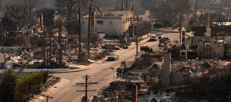 Entristece al Papa Francisco incendio en Los Ángeles