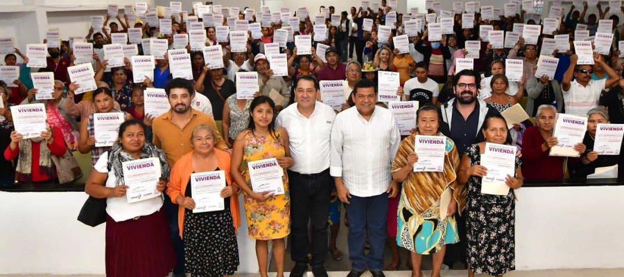 Gobierno estatal entrega 200 certificados de vivienda a familias de Centla