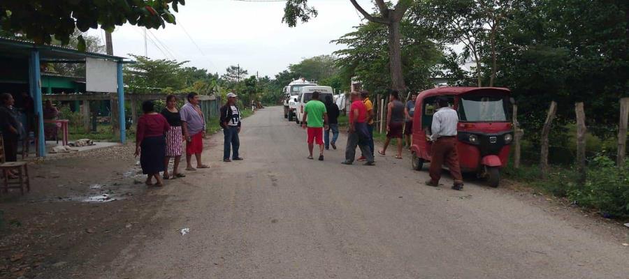 Habitantes de Acachapan 5ta bloquean carretera para exigir empleos en obras de Pemex