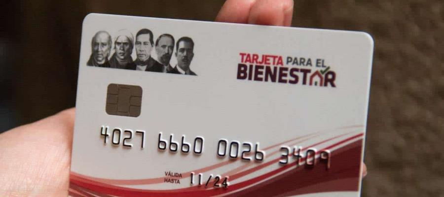 Restituyen tarjetas del Bienestar a adultos mayores rescatados en Acachapan