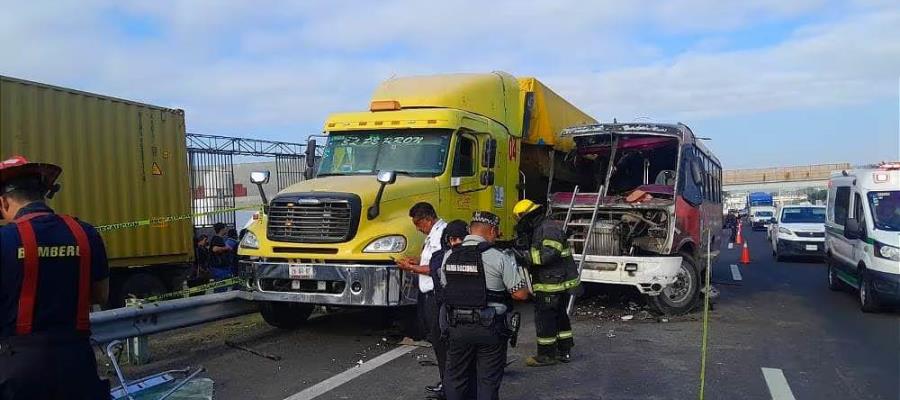 Choque de autobús contra tráiler en carretera Veracruz-Cardel, deja 1 muerto y 30 lesionados