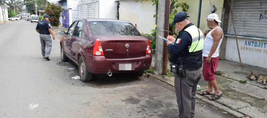 Va Ayuntamiento de Comalcalco por limpia de autos abandonados en la vía pública