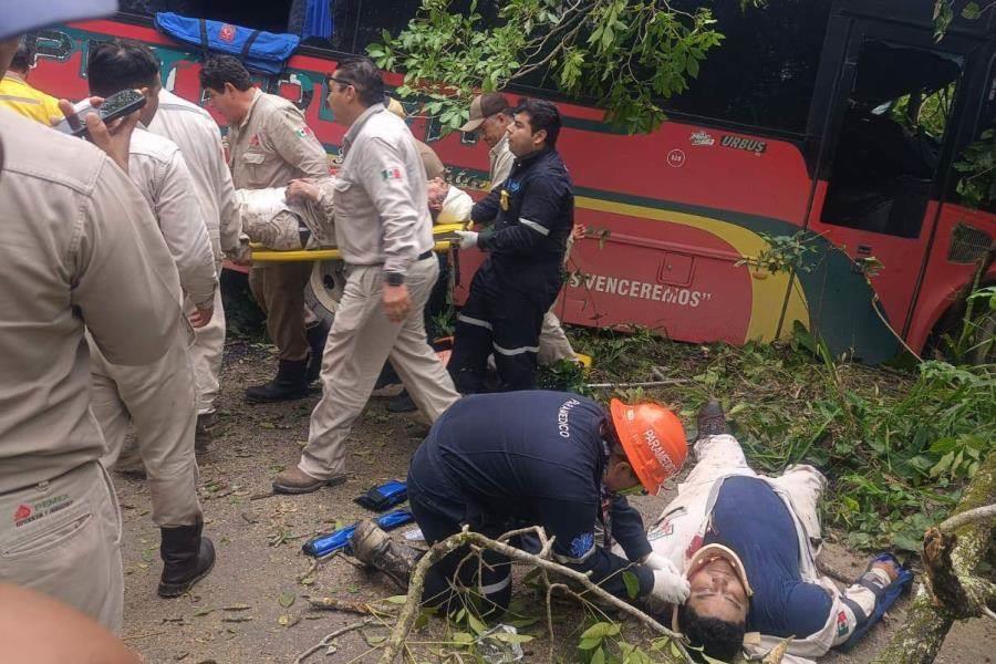 Trabajadores de Pemex se accidentan en la Torno Largo-Jalapa