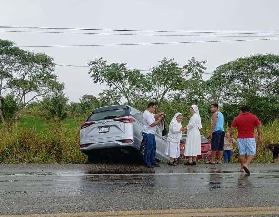 Tras choque automovilistas terminan fuera de la Villahermosa-Frontera