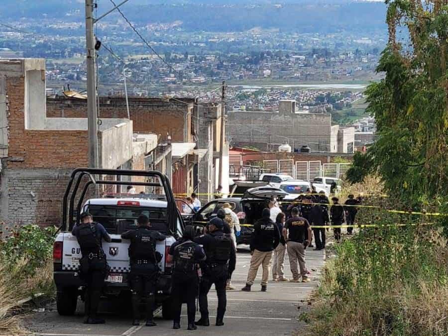 Hombre con explosivo, atropella a policías y muere abatido en Michoacán