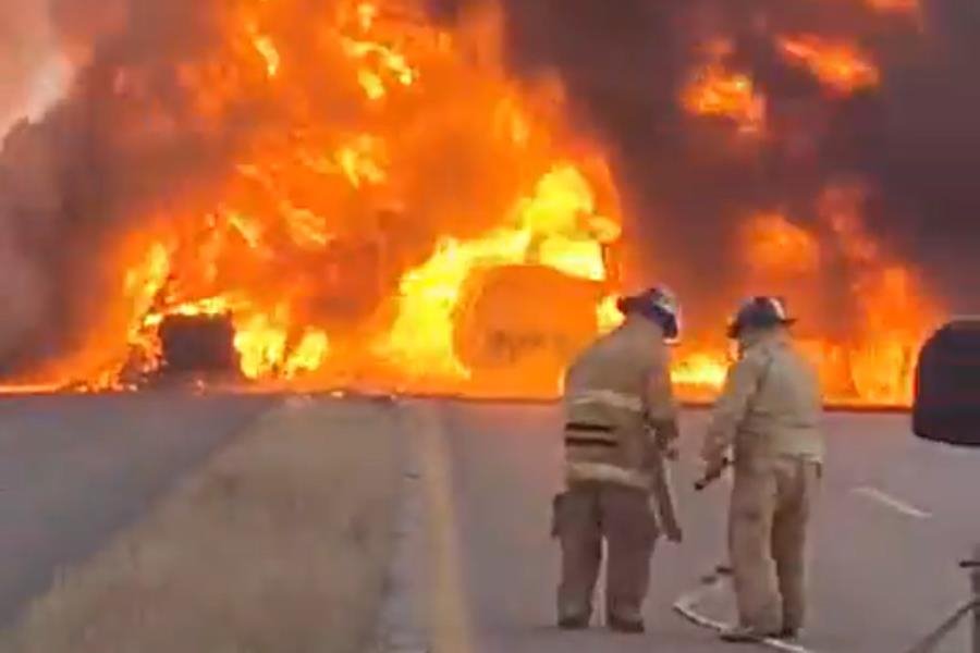 Explota pipa cargada con diésel en Coahuila