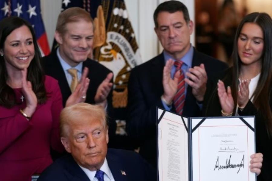 Firma Trump ley para deportar a migrantes acusados de delitos menores