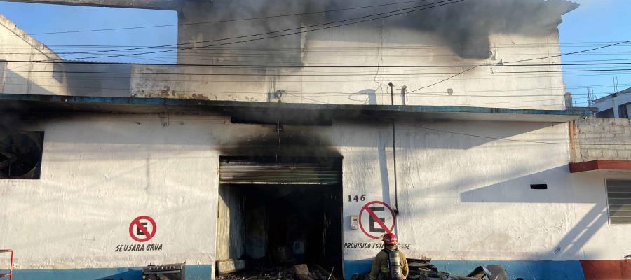 Arde bodega de muebles en Villahermosa, resulta pérdida total