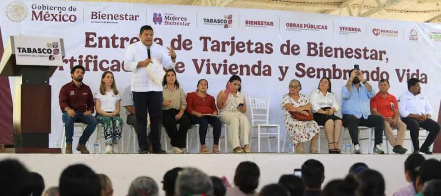 Entregan 1,390 apoyos de pensión para adultos mayores, viviendas y Sembrando Vida en Tenosique