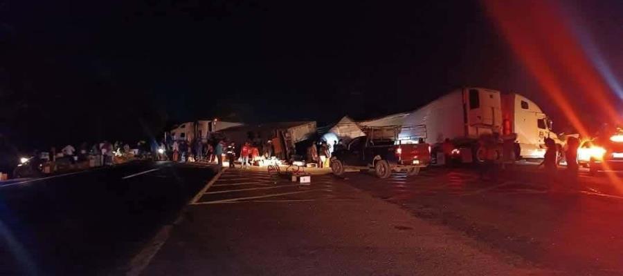 Rapiñan tráiler accidentado en la Villahermosa-Cárdenas, a la altura de Cucuyulapa