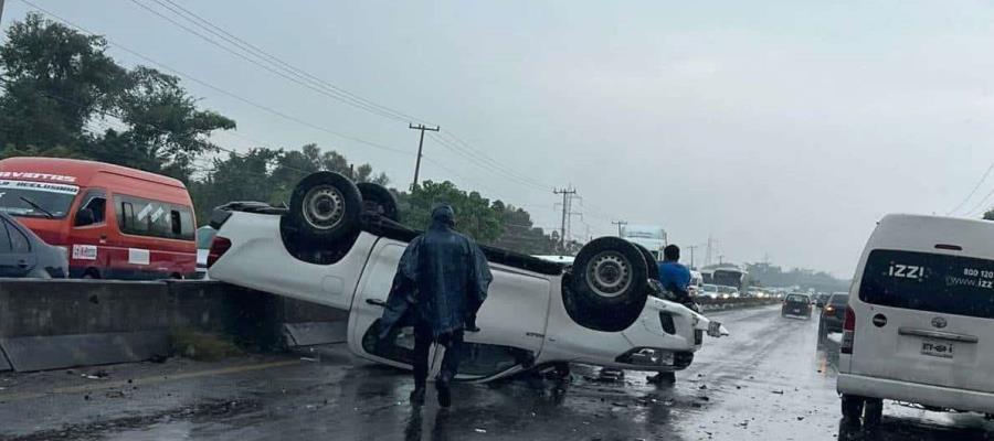 Lluvia y exceso de velocidad provocan volcadura de camioneta en la Villahermosa-Teapa