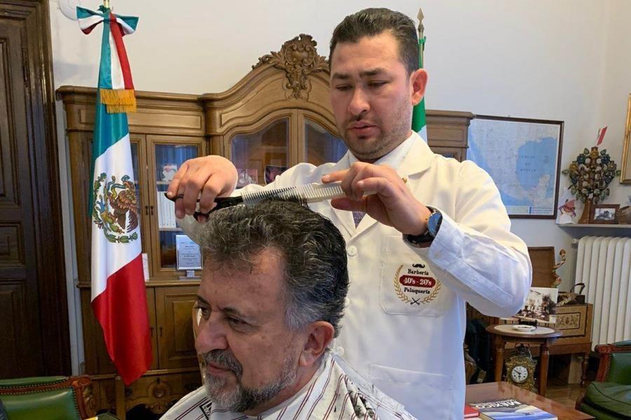 Peluquero tabasqueño se prepara y triunfa en Europa