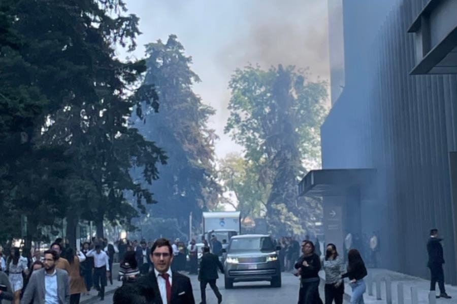 Se registra incendio en plaza ARTZ Pedregal en la CDMX