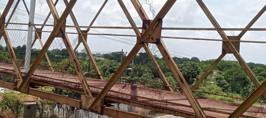 Denuncian puente peatonal en malas condiciones en ranchería El Zapotal