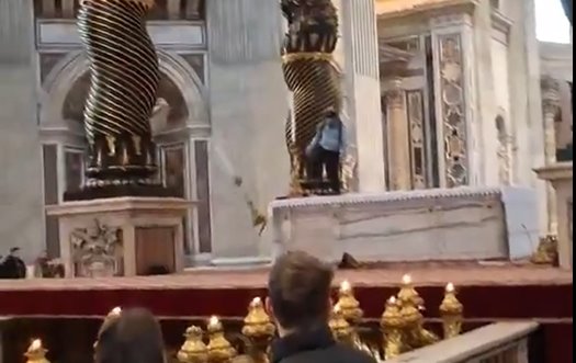 Hombre vandaliza altar principal de la Basílica de San Pedro, en el Vaticano Hombre vandaliza altar principal de la Basílica de San Pedro, en el Vaticano