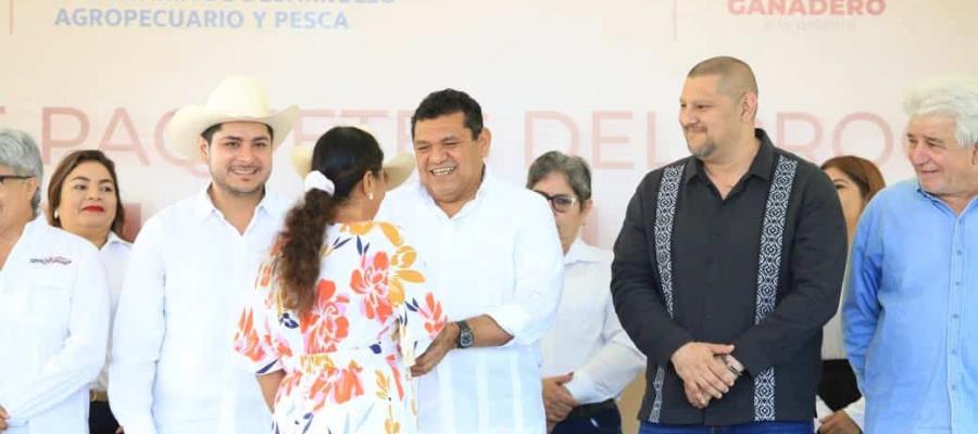 Entrega May primeros paquetes del Programa Crédito Ganadero a la Palabra en Macuspana