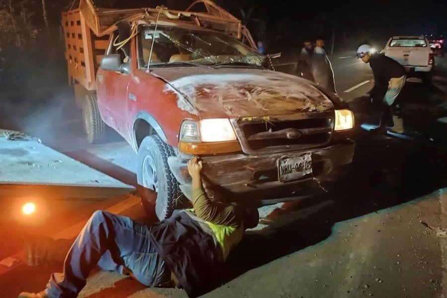 Vuelca camioneta con integrantes de equipo de futbol en Veracruz